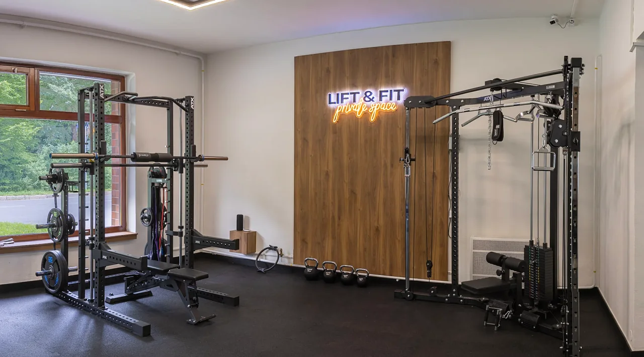 Interiér soukromé posilovny Lift & Fit Private Space v Rožnově s činkami a posilovacími stroji