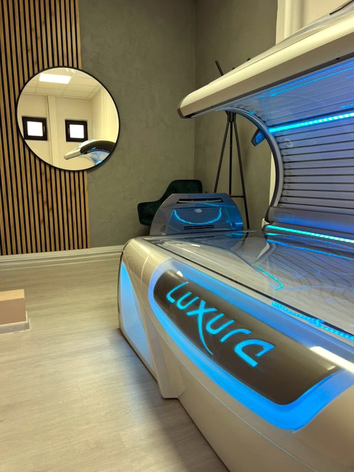 Solárium Luxura — detail s modrým světlem